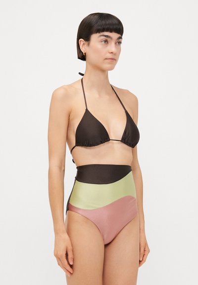 Hochtailliertes Bikini-Oberteil in Braun mit Halterneck, das farbige Blocksegmente in Grün und Pink aufweist, aus einem glatten, dehnbaren Material.