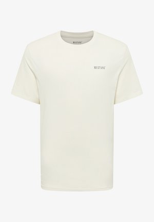 Schlichtes weißes T-Shirt mit kurzen Ärmeln, rundem Halsausschnitt und kleinem "MUSTANG" Logo auf der linken Brust und innen am Kragen gedruckt.
