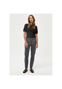 Minus MIDAYA PANTS 7/8 - Chinos tipa bikses - dark grey
