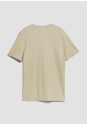 Beżowy, krótki rękaw, teksturowany, dzianinowy T-shirt ułożony na płasko, pokazujący tylną stronę z okrągłym dekoltem na jasnoszarym tle.