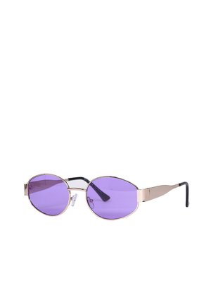 Occhiali da sole ovali con lenti viola, sottili montatura in metallo dorato e terminali neri sulle aste, su sfondo bianco.
