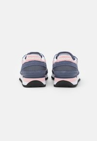 Marineblå og rosa Saucony-sneakers med mesh-overdel, polstret krage og gummisåle, med merkevarelogo på hælen og lagdelte designelementer.