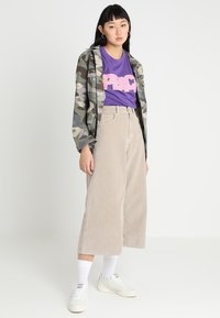 Mister Tee LADIES PEACE TEE - T-shirts med print - ultra violet