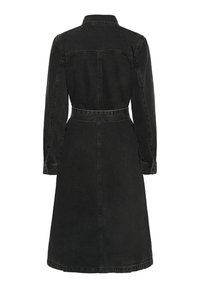 Robe en denim noir avec un col, des manches longues, une ceinture à la taille et une coupe droite, présentant des détails de couture.