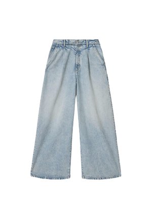 Jean denim bleu clair à jambes larges, taille haute, plis avant, poches avant, passants de ceinture et fermeture par bouton.