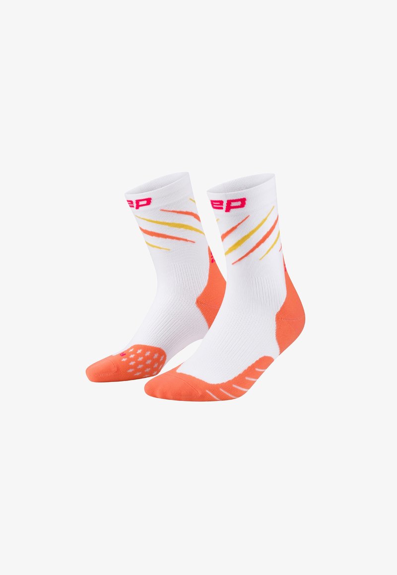 Weiße Sportsocken mit orangefarbenen Akzenten, ausgestattet mit einem strukturierten Fußbett und gelben sowie orangefarbenen Streifen. Logo in Pink auf dem Bund.