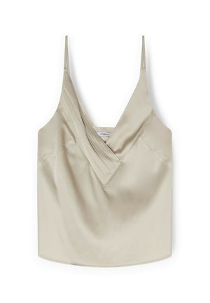 Camisole en satin beige avec fines bretelles, dotée d'un décolleté en V profond et d'un détail plissé superposé au niveau de la poitrine, texture lisse et ourlet arrondi.