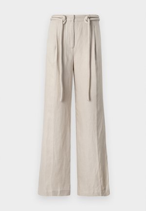 Vide benklær i lys beige lin med høy midje, frontfeller og detalj med knyttet belte. Glatt tekstur og avslappet passform.