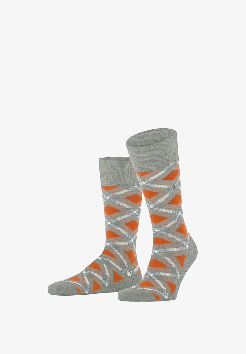 Chaussettes grises mi-mollet avec des motifs géométriques en zigzag orange et blanc superposés, présentées debout côte à côte sur un fond blanc.