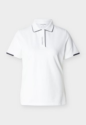 Λευκό πόλο μπλουζάκι με κοντά μανίκια και μαύρες λεπτομέρειες στο γιακά και τα άκρα των μανικιών, με το λογότυπο "Calvin Klein" στην τροφοδοσία κουμπιών.