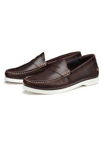 Mocassini in pelle marrone con suole in gomma bianche, caratterizzati da cuciture decorative e una finitura liscia per comfort e stile.