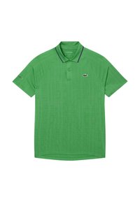 Camisa polo verde hecha de una tela suave que presenta un patrón geométrico texturizado, con una tapeta de tres botones y acentos en color marino en el cuello y las mangas.