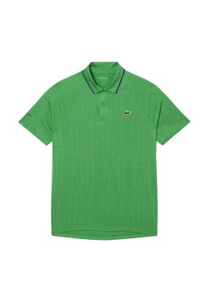 Camisa polo verde hecha de una tela suave que presenta un patrón geométrico texturizado, con una tapeta de tres botones y acentos en color marino en el cuello y las mangas.