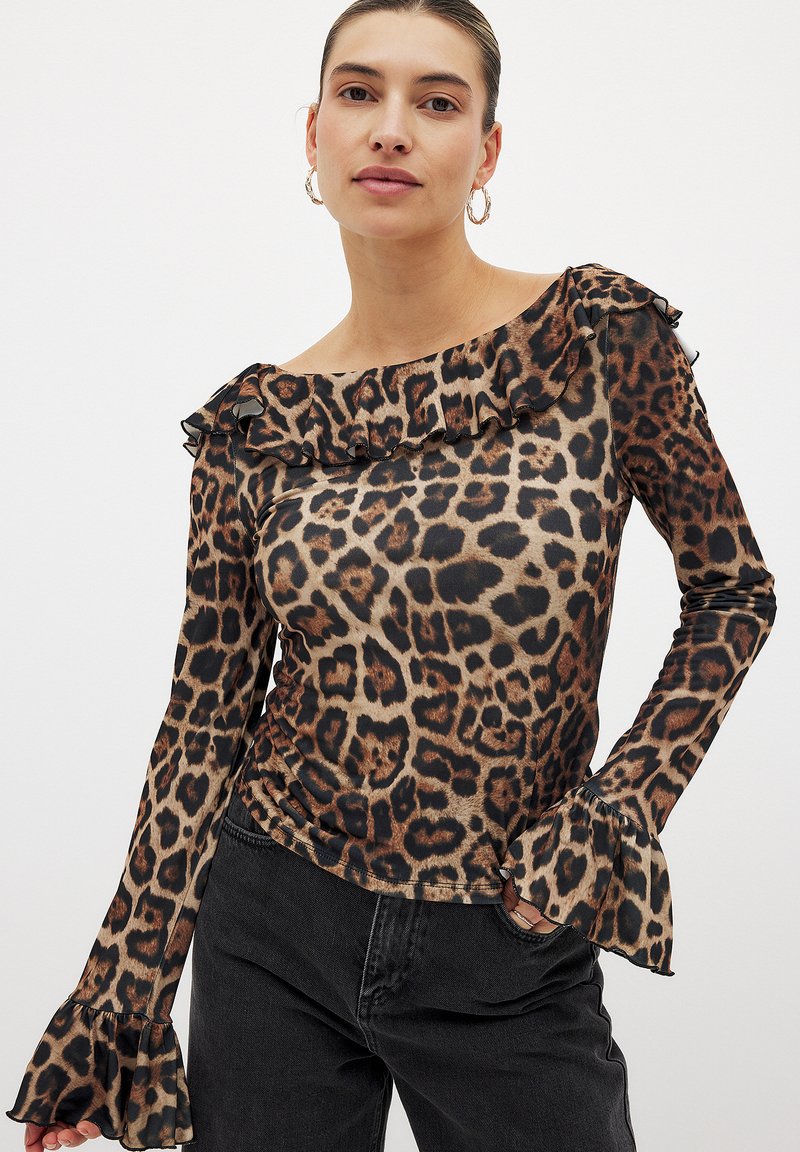 Lange mouw top met luipaardprint, voorzien van een ruchesrand en uitlopende manchetten, met een gladde stof in tinten van bruin en zwart.