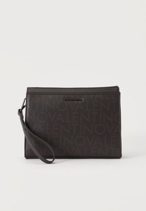 Zwarte rechthoekige Valentino clutch met polsriem en herhaald reliëf merknaam patroon op het oppervlak.