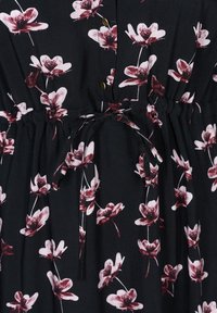 Tissu de robe noire avec un motif floral rose et bordeaux, doté d'une ceinture nouée à la taille et de deux boutons dorés à l'avant.