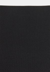 Tessuto ribbed nero con una fine texture, caratterizzato da un motivo superficiale uniforme. Il colore è coerente in tutto, senza hardware o accenti visibili.