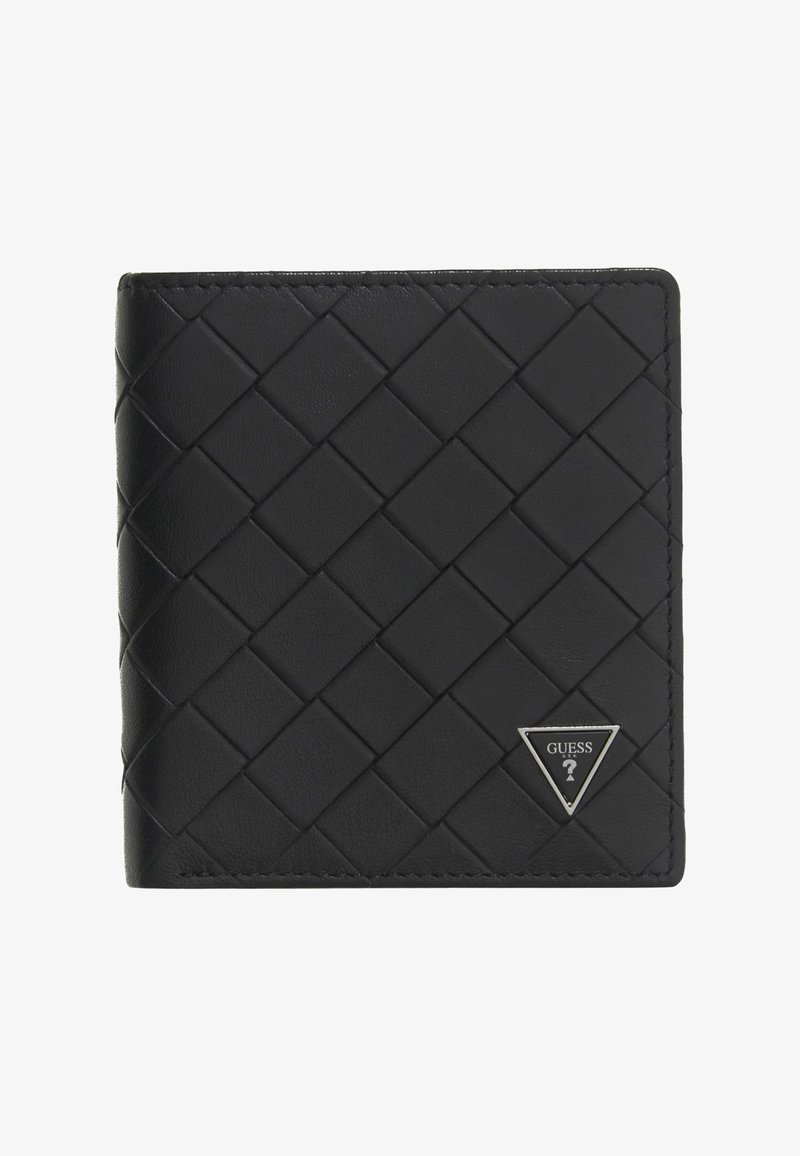 Portefeuille en cuir tissé noir avec un logo métallique triangulaire Guess en bas à droite.