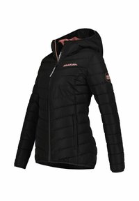 Schwarze gepolsterte Jacke mit Kapuze, mit gestepptem Stoff, Frontreißverschluss und rosa Logo-Akzenten auf der Brust und dem Ärmel.