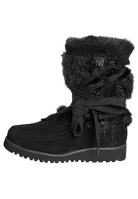 Czarny zamszowy but z mankietem z imitacji futra, okrągłym noskiem, sznurowaniem z przodu, gumową podeszwą i fakturowanymi detalami na górnej części.