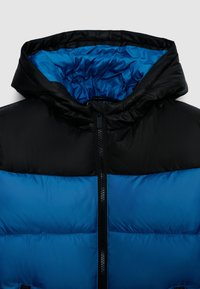 Giacca imbottita nera e blu con cappuccio, dotata di zip centrale, texture liscia e pannelli di materiali a contrasto.