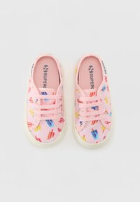 Rosa kanva sko med fargerik iskremtrykk, med hvite gummisåler og snøring. Innsiden merket med "Superga."
