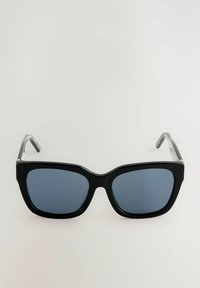 Lunettes de soleil rectangulaires noires avec des verres foncés, des montures en plastique épaisses et des accents métalliques sur les branches. Fini lisse, design minimaliste.