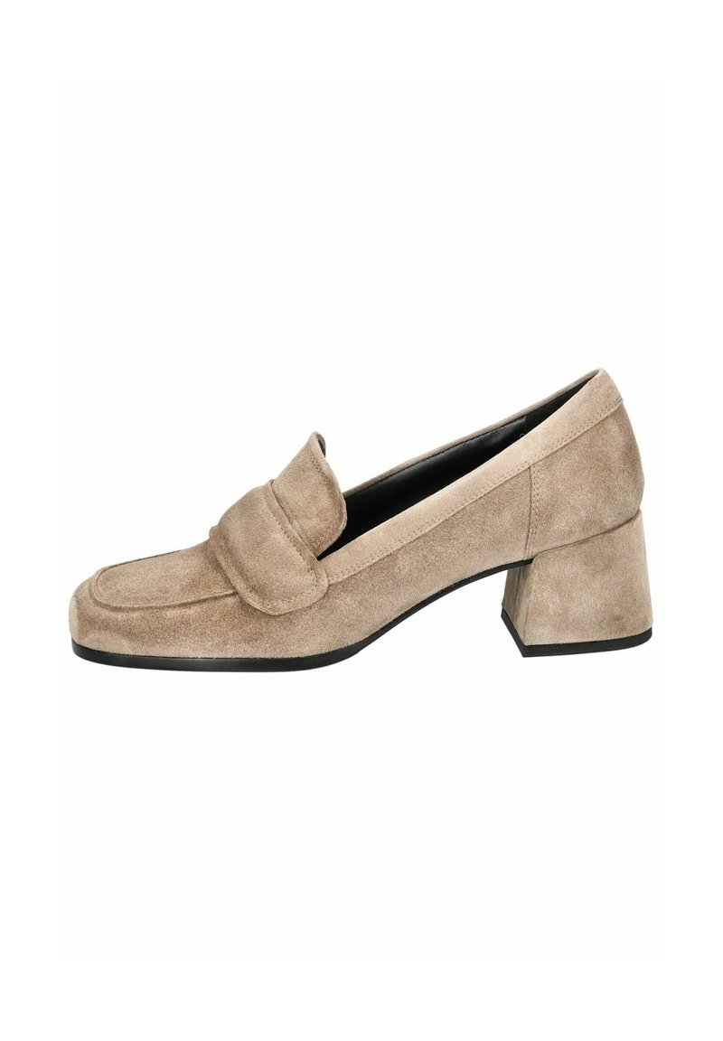 Mocasines de ante beige con punta redondeada, que presentan un ribete cosido y un tacón cuadrado. La parte superior tiene un detalle de superposición suave.
