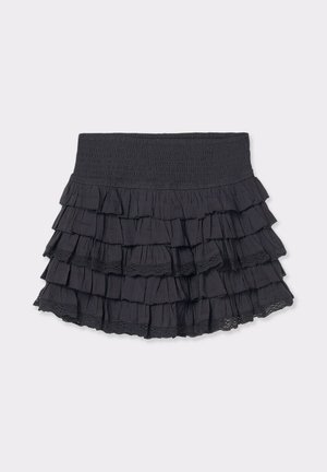 Falda negra en capas con múltiples volantes, que presenta una cintura fruncida. La tela tiene una textura sutil y un borde de encaje en la parte inferior.