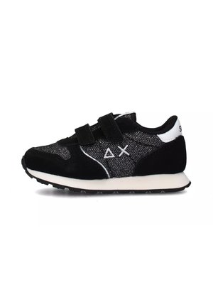 Sneaker nera con una parte superiore in rete, dettagli in suede, doppie fasce in velcro, branding bianco e una suola intermedia bianca con una suola in gomma testurizzata.