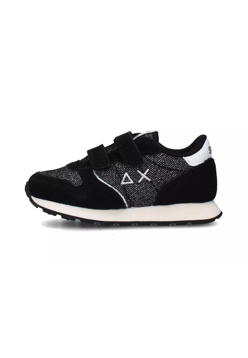 Sneaker nera con una parte superiore in rete, dettagli in suede, doppie fasce in velcro, branding bianco e una suola intermedia bianca con una suola in gomma testurizzata.