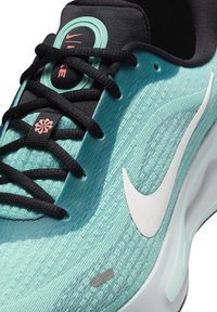 Nike Performance JOURNEY - Zapatillas running asfalto - green frost black armoury navy pale ivory