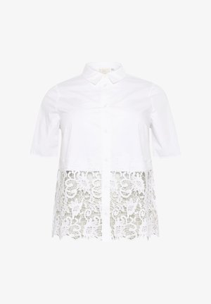 Chemisier blanc à manches courtes avec un col traditionnel, doté d'un ourlet en dentelle avec des motifs floraux et d'une fermeture par boutons à l'avant.