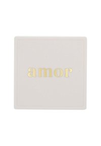 Kvadratisk keramisk underlägg i matt vitt med guldprägling av texten "amor" centrerat. Solitt, slätt yta med en subtil textur.