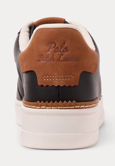 Φτέρνα αθλητικού παπουτσιού Polo Ralph Lauren σε μαύρο και καφέ με λευκή σόλα και μπεζ επένδυση, εμφανίζοντας ραμμένη λεπτομέρεια λογότυπου σε καφέ πάνελ από καστόρι.