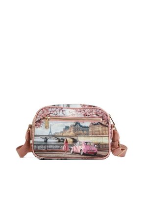 Borsa a tracolla con stampa di una scena parigina che mostra un'auto rosa, una donna in un vestito rosa, un ponte e la Torre Eiffel sullo sfondo.