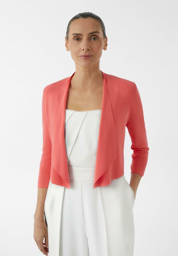 VERKÜRZTE MIT POINTELLE-DETAILS AM RÜCKEN - Strickjacke - koralle