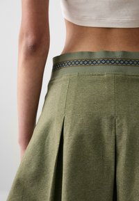Nike Sportswear X NAOMI OSAKA SKIRT - Miniszoknya - medium olive/blackened blue