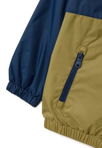 Giubbotto bomber a blocchi di colore con parte superiore blu navy e parte inferiore verde oliva, dotato di polsini elasticizzati e tasca con zip.