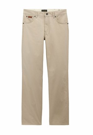 Beige rechtvallende Wrangler-broek met voorzakken, riemlussen, knoopsluiting en een zichtbaar merkembleem op de tailleband.