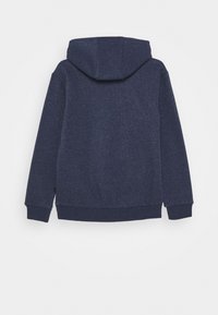 Sudadera azul marino con un bolsillo canguro, mangas largas y una textura suave. Cuenta con una capucha grande y puños y dobladillo acanalados.