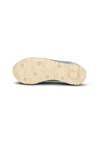 Zapatilla azul clara con un upper texturizado, que cuenta con una suela de goma con un diseño de olas y acentos circulares.