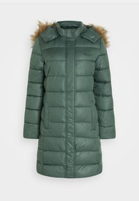Manteau d'hiver matelassé vert avec une capuche bordée de fausse fourrure, des poches avant et un col montant avec des fermetures à pression.