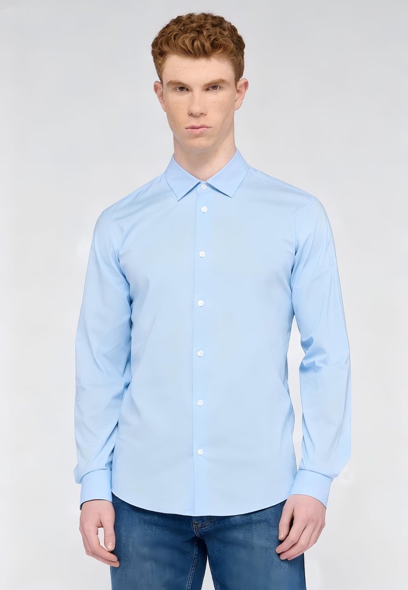 Ljusblå knapp-up skjorta med spetskrage, långa ärmar och vita knappar; slät textur, skräddarsydd passform och rundad nedkant.