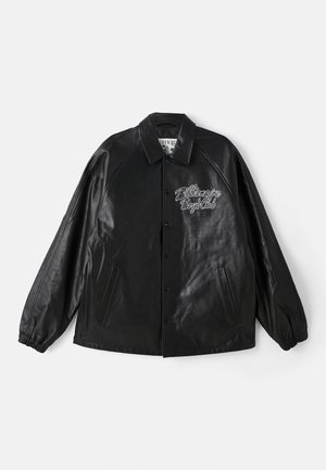Zwarte leren jas met drukknoopsluiting, raglanmouwen en twee zijzakken. Bevat een geborduurd "Billionaire Boys Club" logo op de borst.