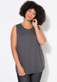 Top grigio senza maniche con scollatura a girocollo, decorato con piccoli gemme decorative sulle spalle, caratterizzato da una vestibilità ampia e fluida.