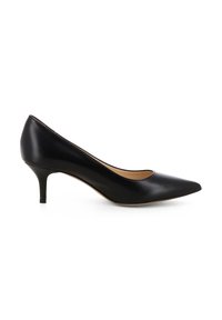 Pump nera in pelle con tacco alto, punta affusolata, superficie liscia e tacco sottile, caratterizzata da un design con vamp aperto.