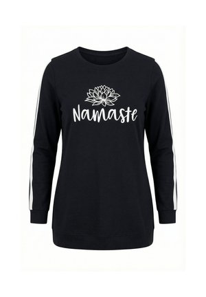 Zwart shirt met lange mouwen, met witte lotusbloem en de tekst "Namaste" op de voorkant, en witte strepen langs elke mouw.