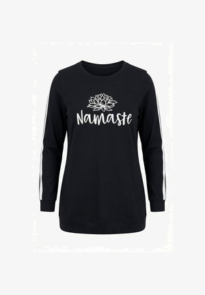Zwart shirt met lange mouwen, met witte lotusbloem en de tekst "Namaste" op de voorkant, en witte strepen langs elke mouw.