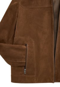 Bruine suède jas met een ritssluiting aan de voorkant, een schuin borstzakje en een zijzak. Soepele textuur met nette stikseldetails.